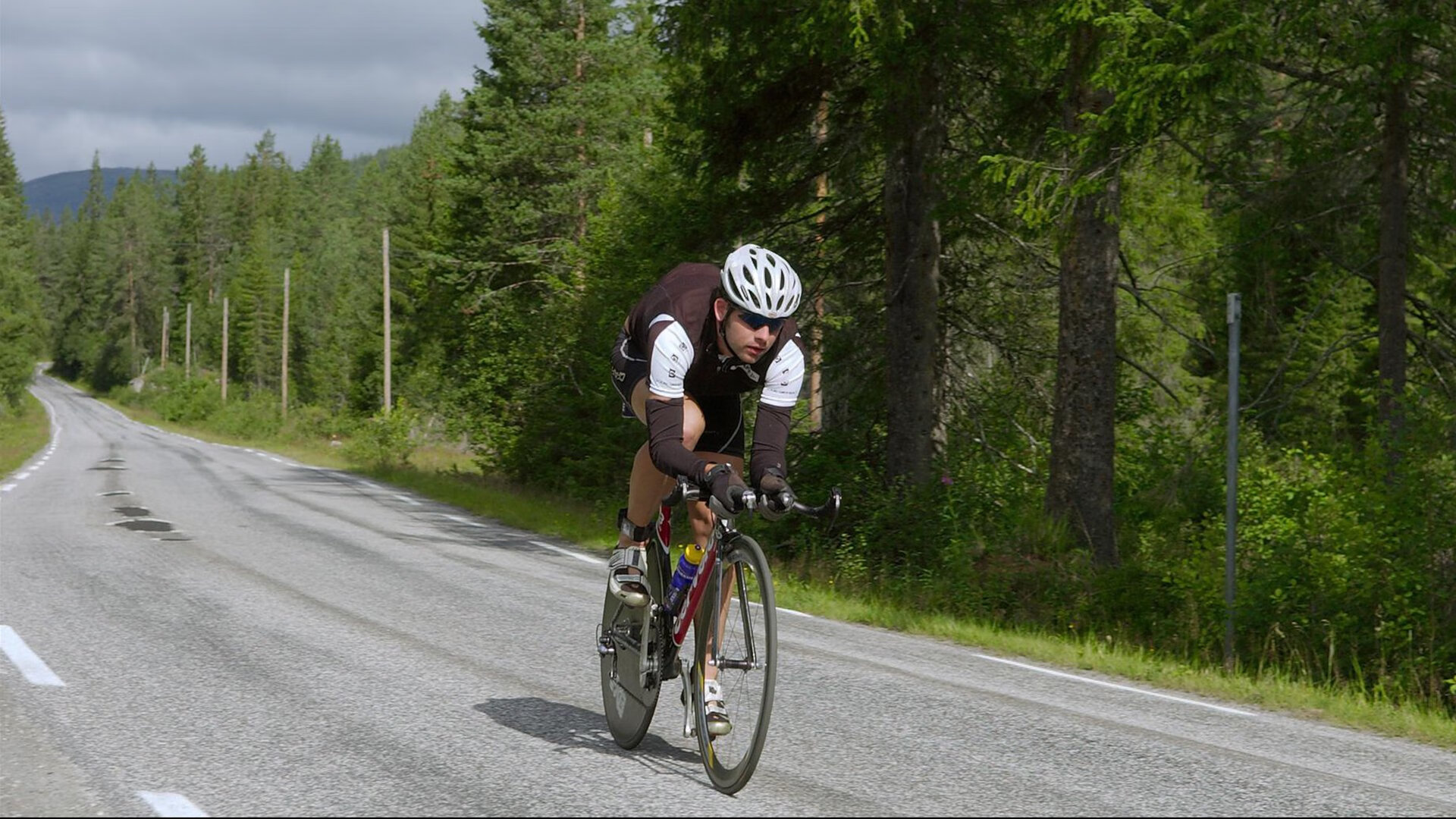 电竞热潮席卷全球,职业联赛收视率创新高,年轻选手成新偶像
